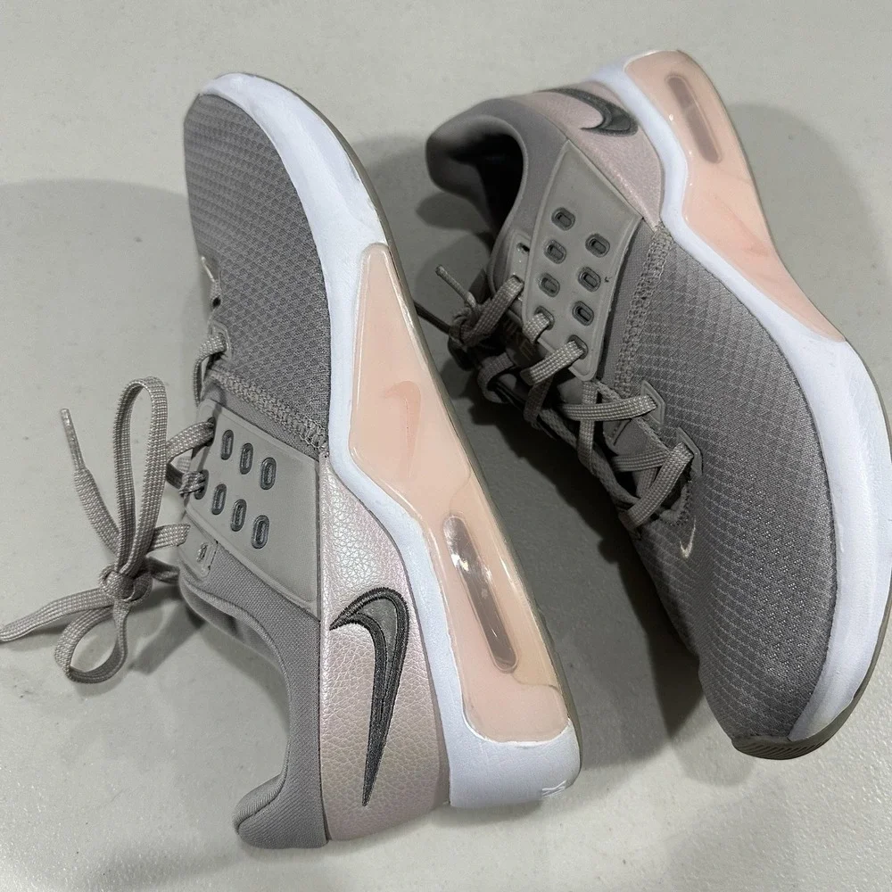 Size 8 Nike Air Max Bella TR 4 College Women Size 8 Grey Pale Coral